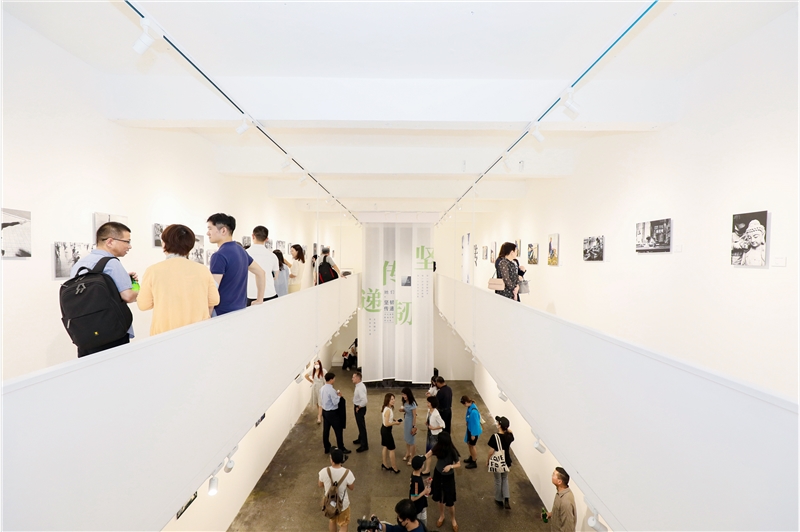 康宁大猩猩玻璃“她们坚韧传递”主题摄影艺术展